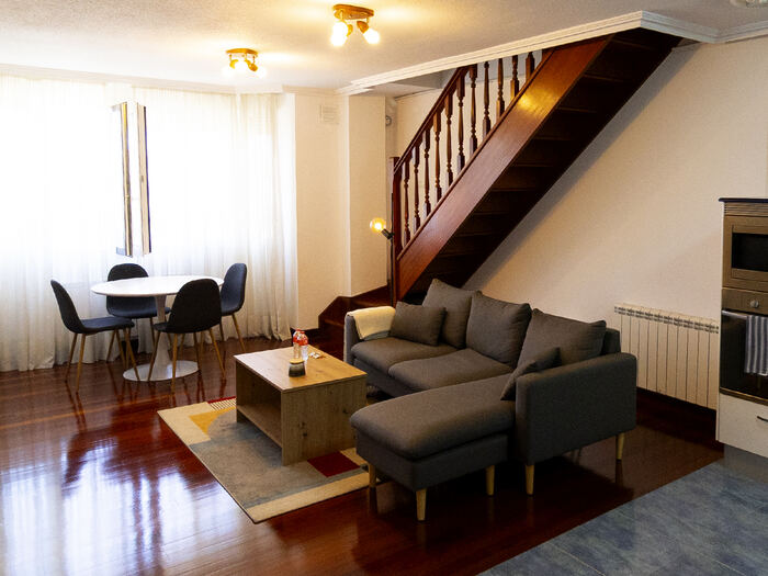 Salón dúplex y su escalera