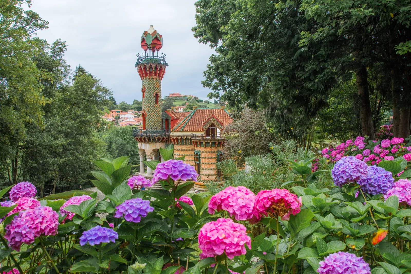 El Capricho de Gaudí entre hortensias