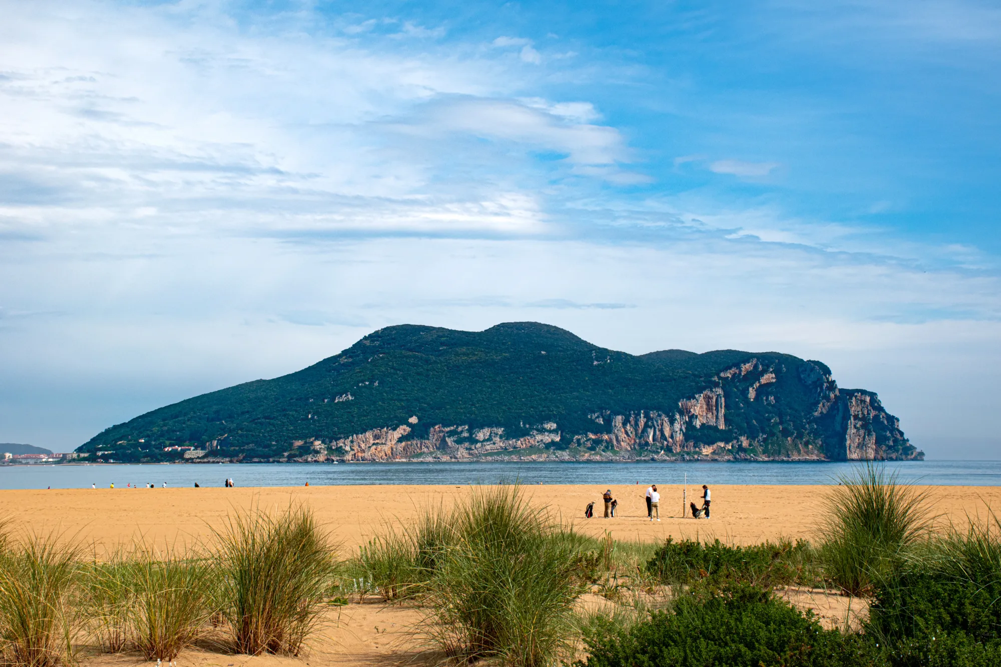 La playa de Laredo con el monte Buciero al fondo