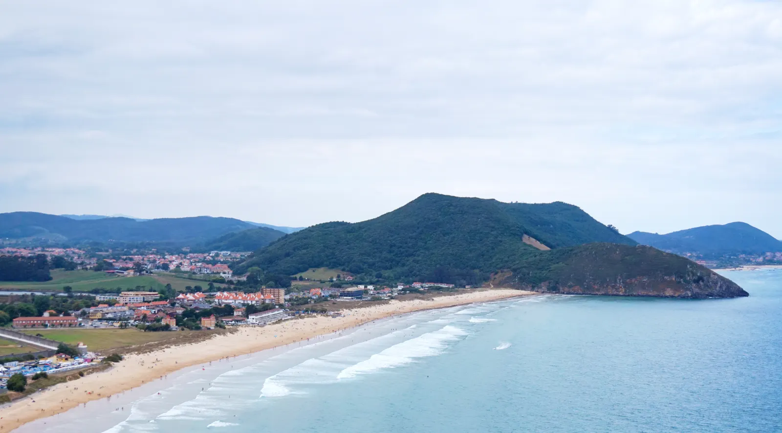 La playa de Berria curvándose hacia Santoña, vista desde el monte