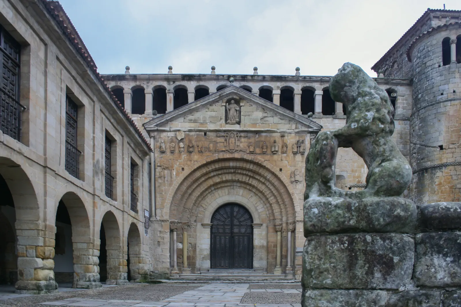 La fachada románica de la Colegiata de Santa Juliana